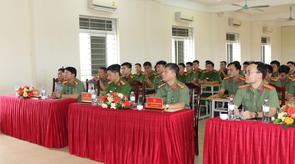 Các đại biểu tới dự
