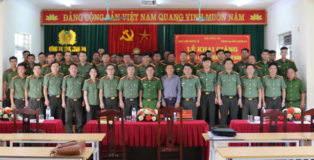 Đại biểu và học viên chụp hình lưu niệm