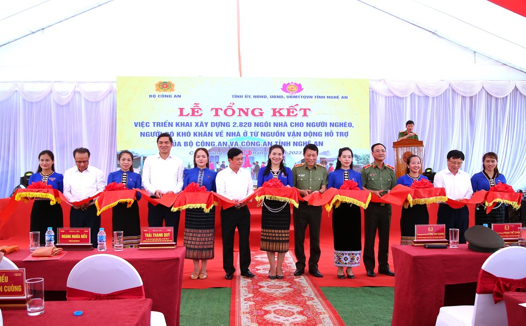 Các đại biểu mở băng khánh thành, bàn giao nhà