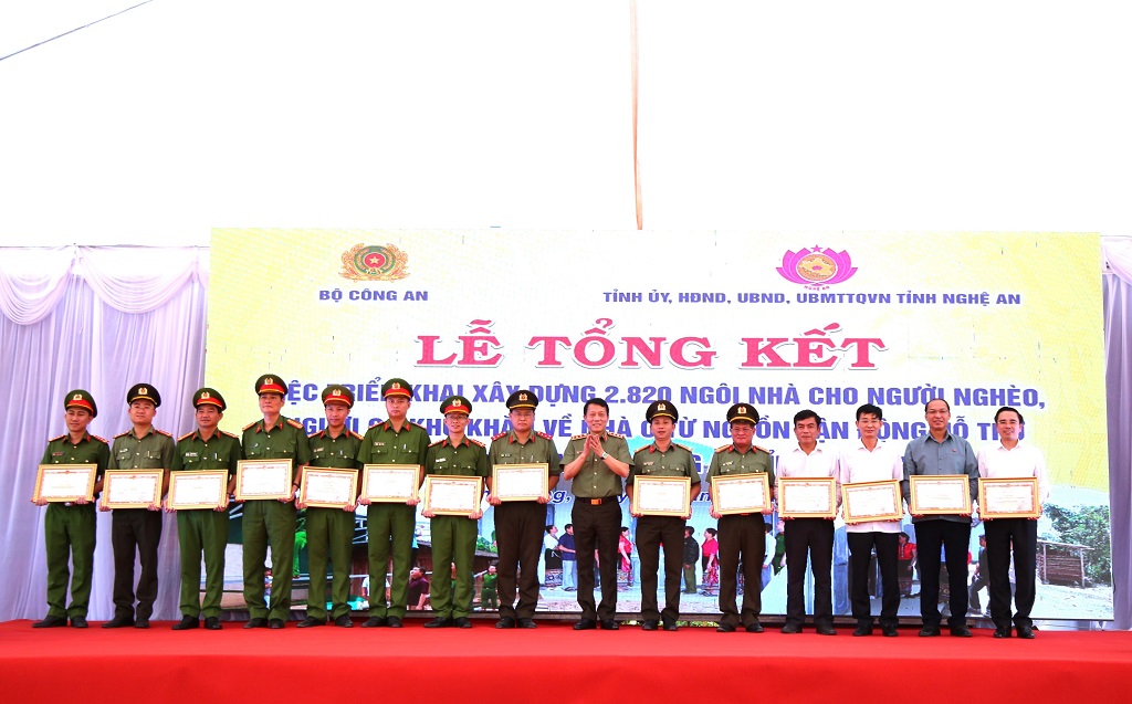 Đồng chí Thượng tướng Lương Tam Quang, Thứ trưởng Bộ Công an trao Bằng khen của Bộ trưởng Bộ Công an khen thưởng các tập thể, cá nhân có thành tích xuất sắc trong công tác xây dựng nhà cho người nghèo, người có khó khăn về nhà ở tại các huyện biên giới trên địa bàn tỉnh Nghệ An