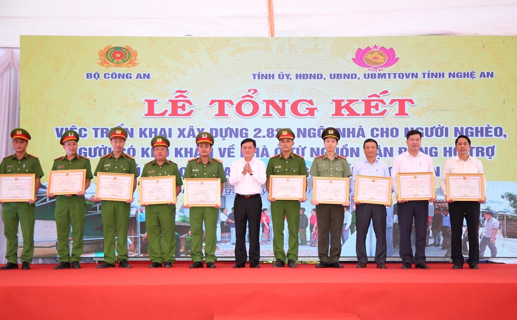 Đồng chí Thái Thanh Quý, Bí thư Tỉnh ủy khen thưởng các tập thể, cá nhân có thành tích xuất sắc trong công tác xây dựng 2.820 ngôi nhà cho người nghèo, người có khó khăn về nhà ở
