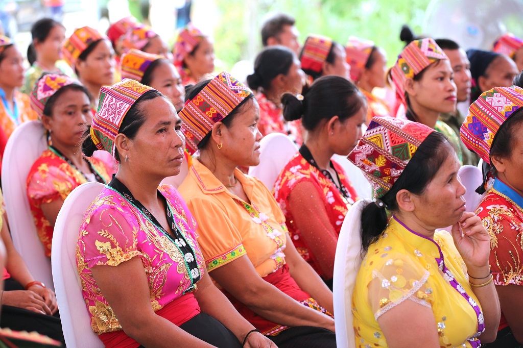Người dân xã Châu Khê tại lễ tổng kết