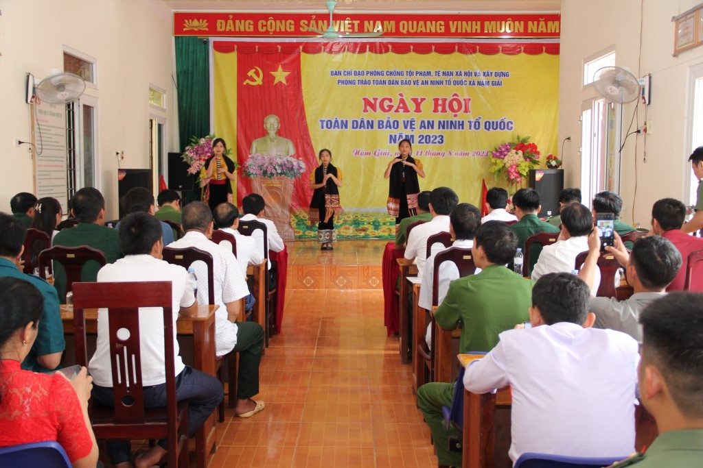 Quảng cảnh Ngày hội toàn dân bảo vệ ANTQ tại xã Nậm Giải, huyện Quế Phong Các đại biểu dự Ngày hội toàn dân bảo vệ ANTQ tại xã Nậm Giải, huyện Quế Phong