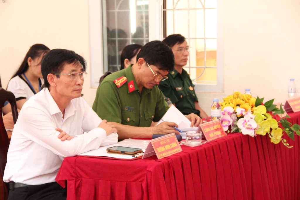 Các đại biểu dự Ngày hội toàn dân bảo vệ ANTQ tại xã Châu Bình