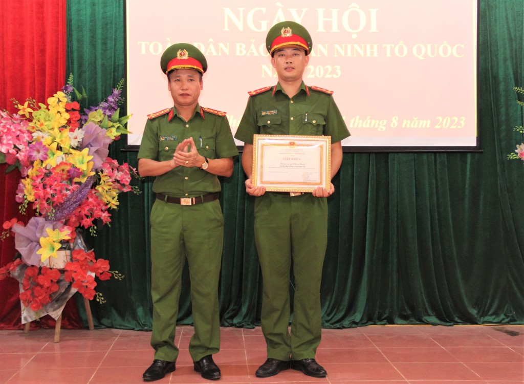 Khen thưởng các điển hình tiên tiến trong phong trào toàn dân bảo vệ an ninh Tổ quốc tại xã Châu Bình