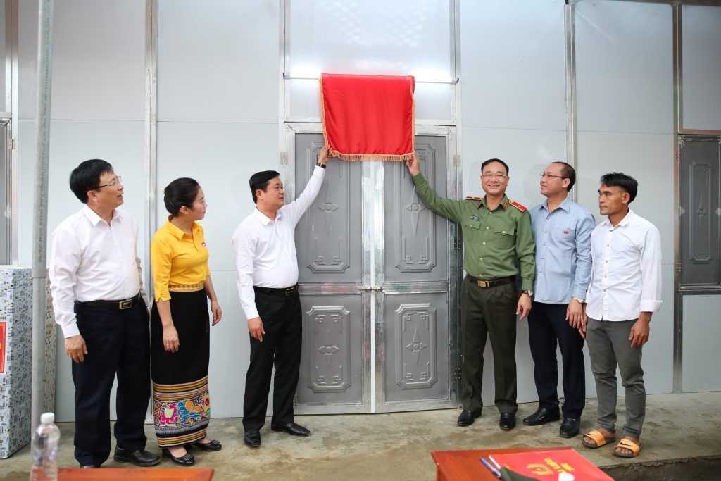 Công an Nghệ An cùng với các thành viên trong Ban chỉ đạo bàn giao nhà ở cho người nghèo