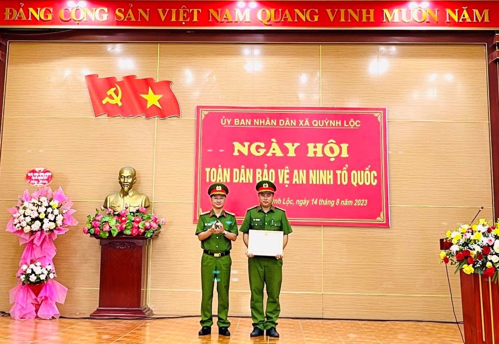 Thừa uỷ quyền của đồng chí Giám đốc Công an tỉnh, đồng chí Đại tá Trần Ngọc Tuấn, Phó Giám đốc Công an tỉnh trao Giấy khen cho Ban Công an xã Quỳnh Lộc bởi thành tích trong xây dựng Phong trào toàn dân bảo vệ ANTQ.