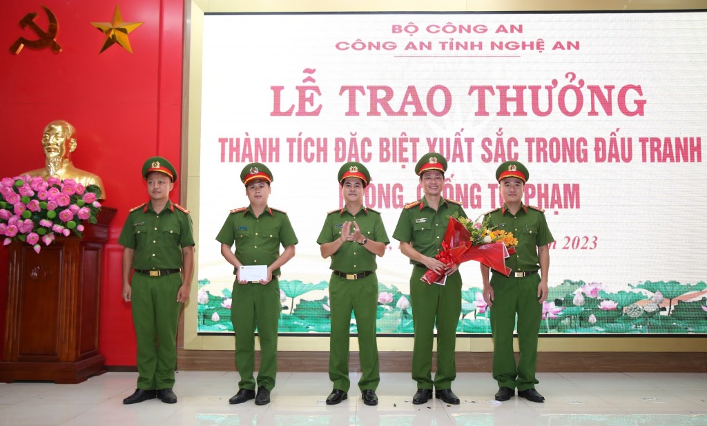 Công an Nghệ An trao thưởng các đơn vị, địa phương tham gia đấu tranh, khám phá các chuyên án lớn
