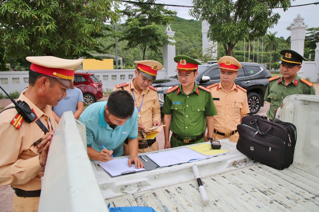 Công an Nghệ An kiểm tra thực tế công tác triển khai đợt tổng kiểm soát xe ô tô kinh doanh vận tải hành khách và xe ô tô vận tải hàng hóa bằng container