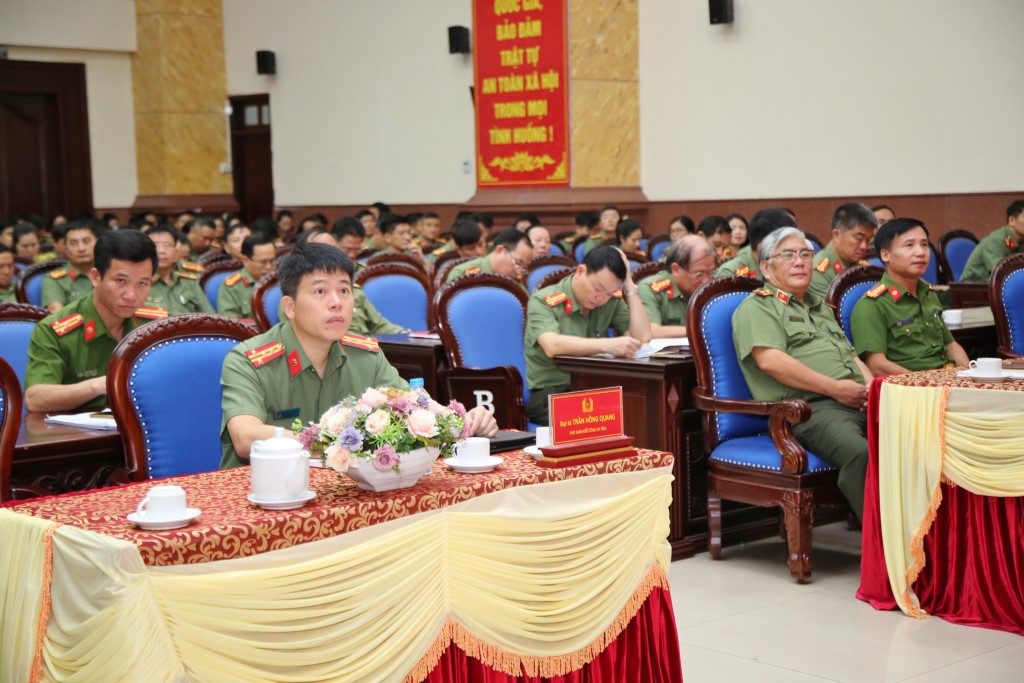 Các đồng chí trong Ban Thường vụ Đảng uỷ, Lãnh đạo Công an tỉnh dự Hội nghị