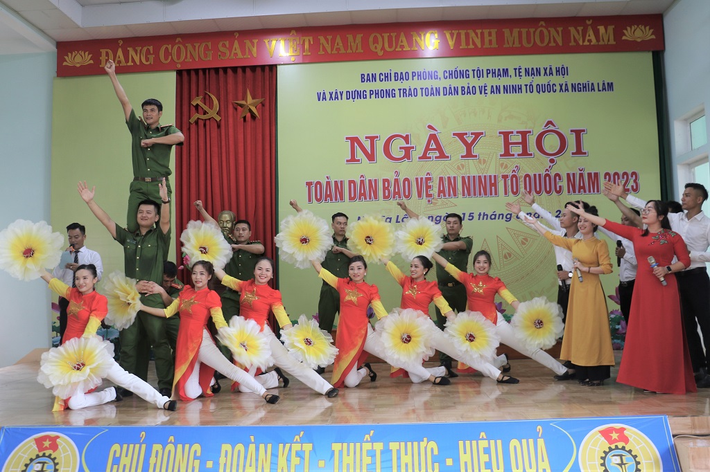 Tiết mục văn nghệ chào mừng Ngày hội tại xã Nghĩa Lâm