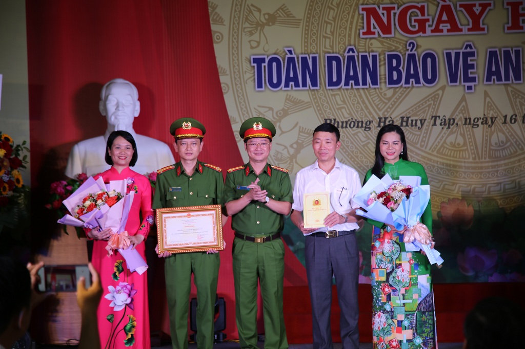 Đồng chí Đại tá Trần Ngọc Tuấn - Phó Giám đốc Công an tỉnh trao Bằng khen của Bộ trưởng Bộ Công an cho Đảng bộ, chính quyền và Nhân dân phường Hà Huy Tập
