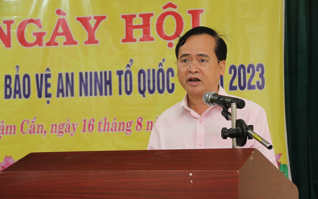 Đại diện lãnh đạo chính quyền huyện Kỳ Sơn phát biểu tại Ngày hội