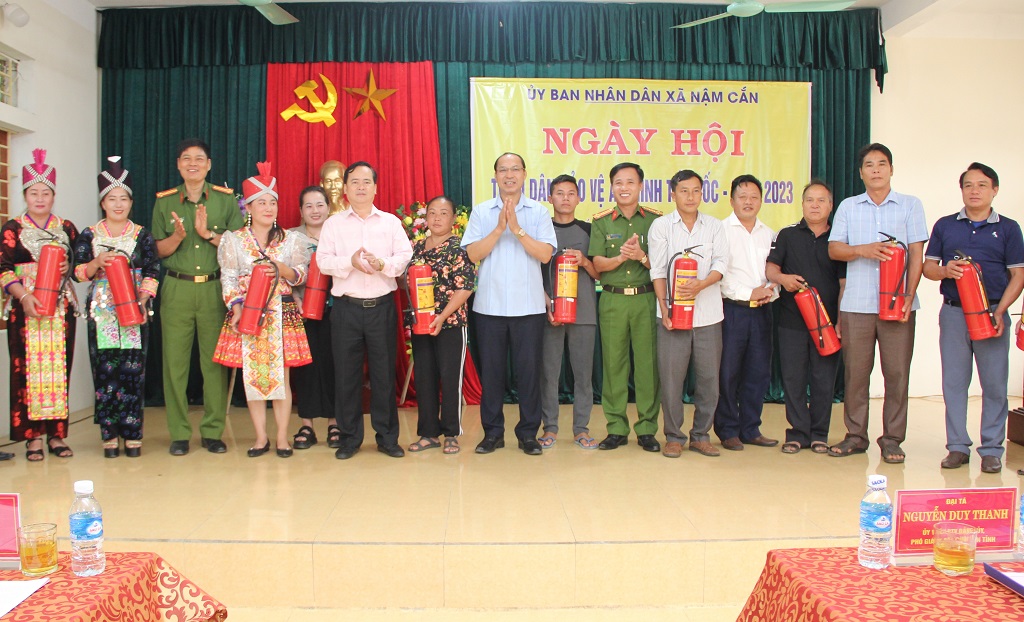 Trao tặng 30 bình chữa cháy tới các hộ gia đình khó khăn trên địa bàn xã Nậm Cắn, huyện Kỳ Sơn