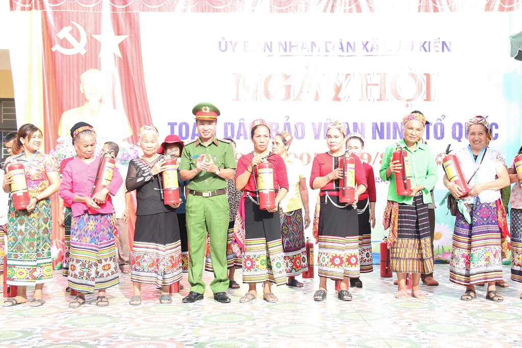 Đồng chí Đại tá Nguyễn Duy Thanh, Phó Giám đốc Công an tỉnh trao tặng 30 bình chữa cháy tới các hộ gia đình khó khăn trên địa bàn xã Lưu Kiền, huyện Tương Dương
