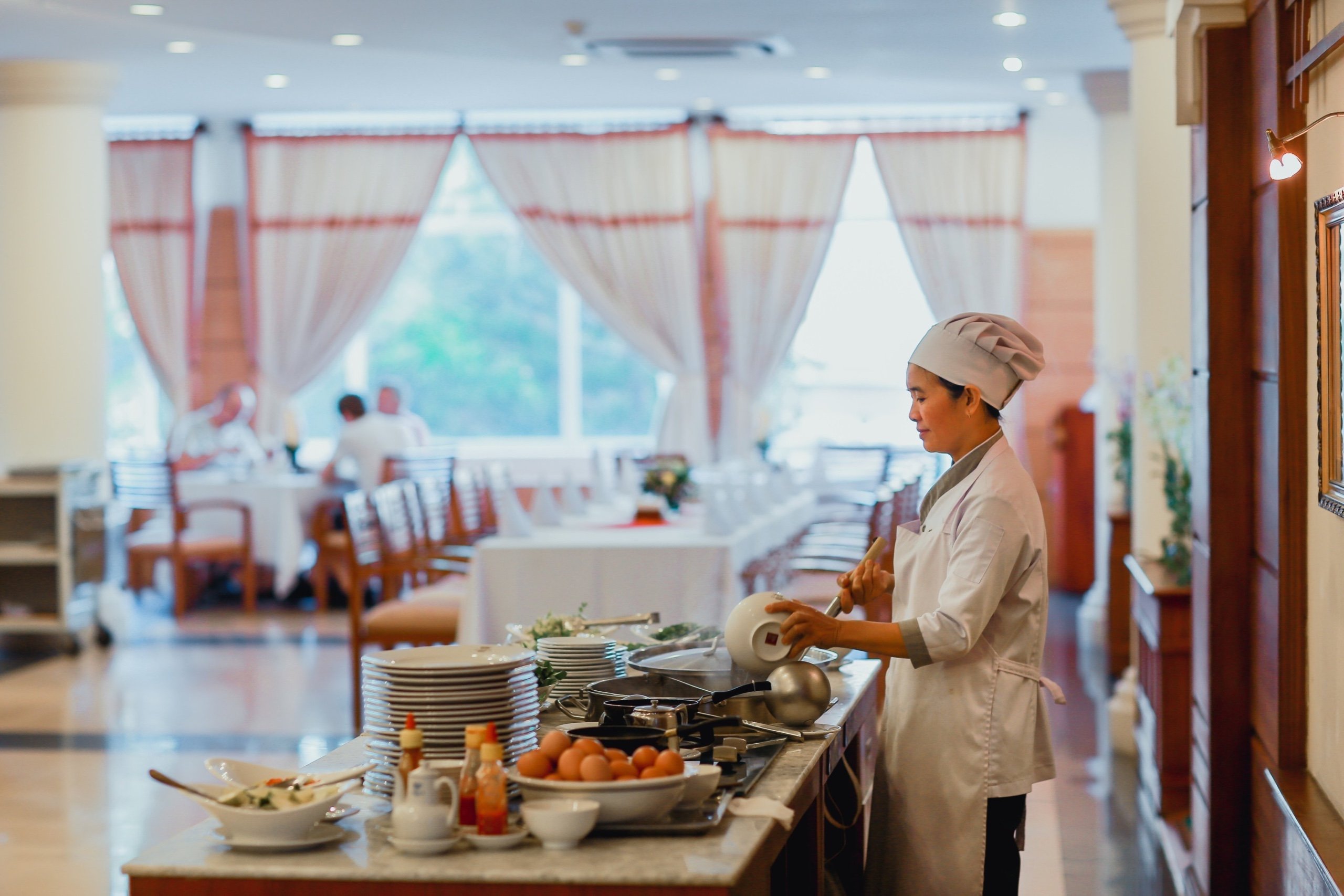 Với ẩm thức phong phú từ món Á tới món Âu, hệ thống khách sạn OSC Việt Nam phục vụ theo nhu cầu của khách hàng.