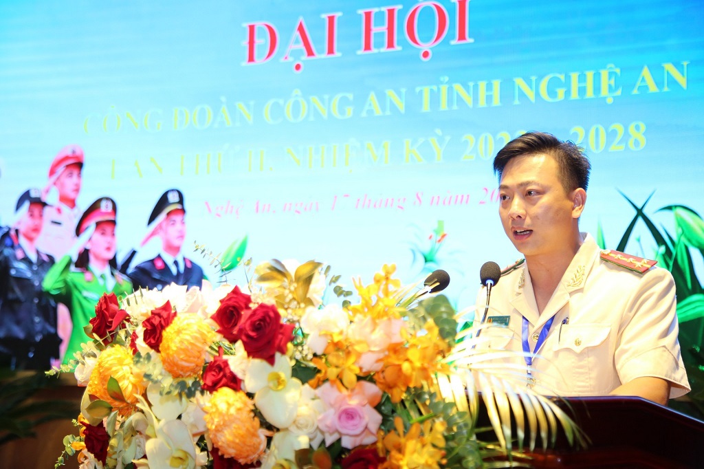 Đồng chí Đại úy Dương Quốc Cường, Chủ tịch Công đoàn Công an tỉnh nhiệm kỳ 2018-2023 phát biểu tại Đại hội