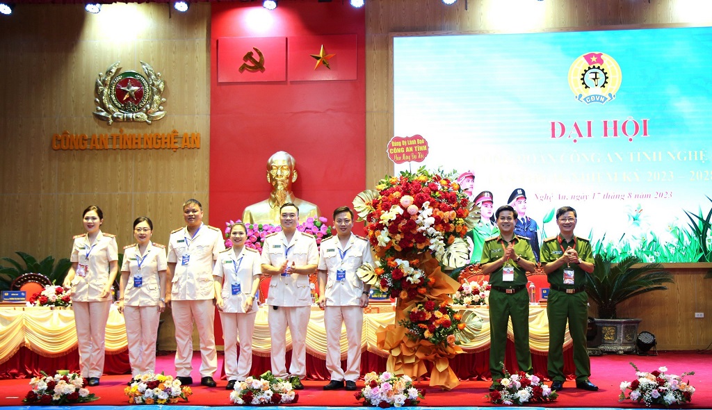 Đảng ủy, Lãnh đạo Công an tỉnh tặng lẵng hoa chúc mừng thành công Đại hội