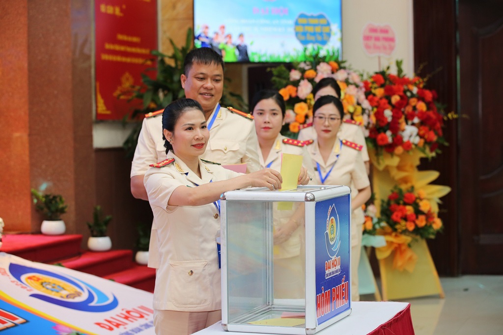 Các đại biểu bỏ phiếu bầu đại biểu dự Đại hội Công đoàn CAND lần thứ VI, nhiệm kỳ 2023 - 2028