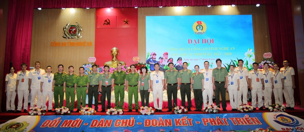 Các đại biểu tham dự Đại hội chụp ảnh lưu niệm
