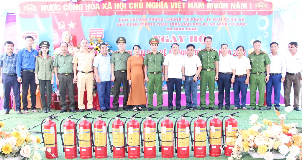 Các đại biểu dự Ngày hội toàn dân bảo vệ ANTQ tại xã Nghi Hưng chụp ảnh lưu niệm