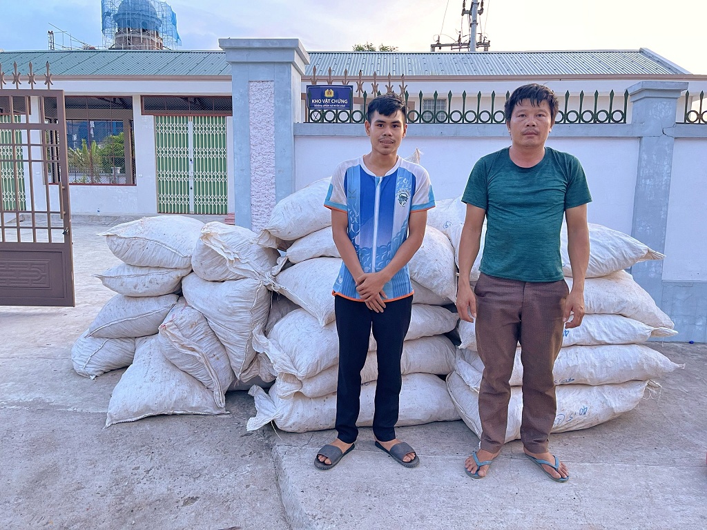 Hầm chứa tự chế được các đối tượng ngụy trang để vận chuyển lâm sản trái phép