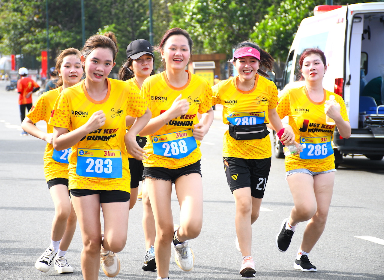 Nhóm VĐV nữ cùng nhau về đích trên đường đua cự ly 3 km.