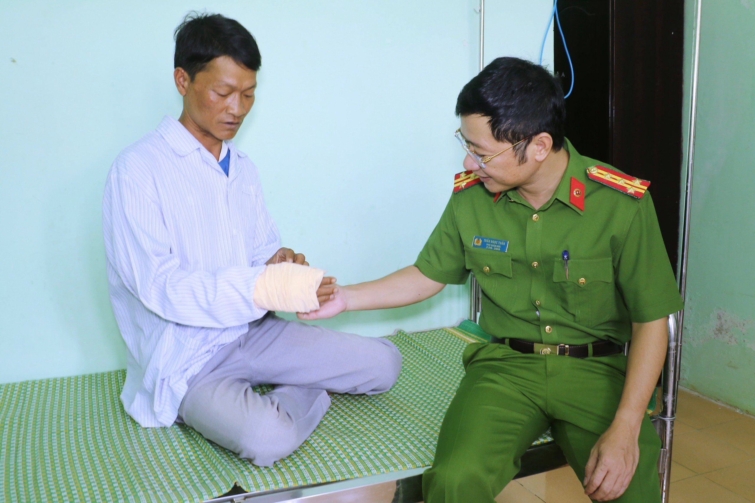 Thiếu tá Moong Văn Tân kể lại thời điểm bị đối tượng ma túy tấn công.