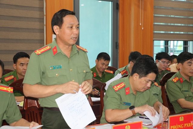 Các đại biểu tham luận tại hội nghị 
