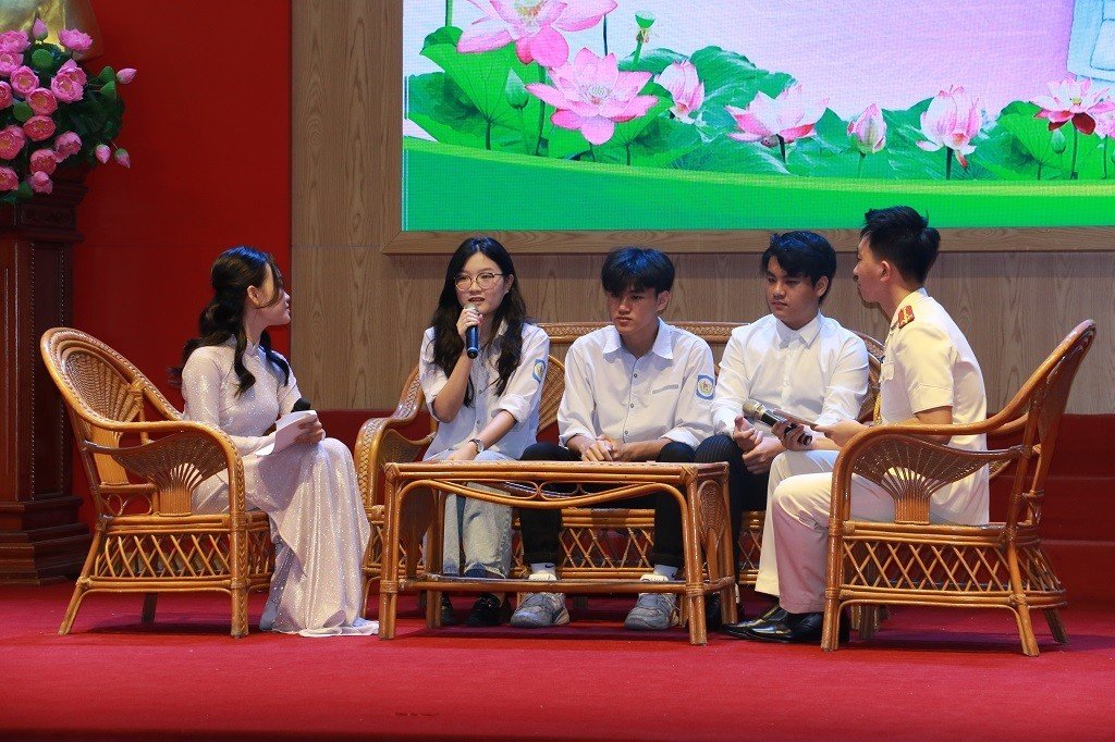 Giao lưu với học sinh đạt thành tích cao trong học tập