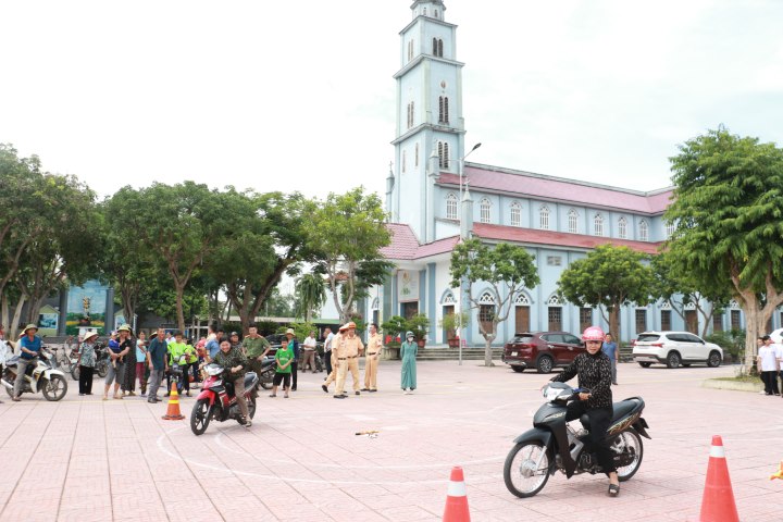 Tuyên truyền pháp luật và trao tặng bình chữa cháy, mũ bảo hiểm cho bà con giáo dân