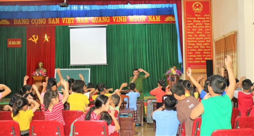 Thượng uý Công an mở lớp dạy tiếng Anh miễn phí