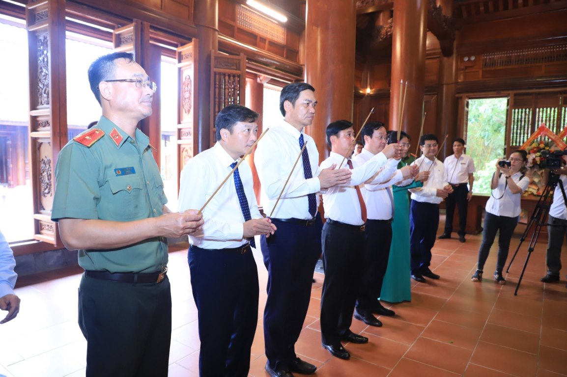 Các đồng chí Thường trực, Ban Thường vụ Tỉnh uỷ dâng hương tưởng niệm, bày tỏ lòng biết ơn vô hạn đối với Chủ tịch Hồ Chí Minh