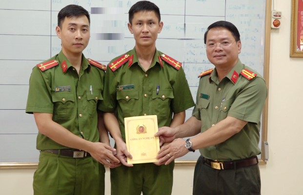 Thừa ủy quyền của Lãnh đạo Công an tỉnh, đại diện Phòng Tổ chức cán bộ thăm hỏi, động viên 2 chiến sĩ bị thương khi làm nhiệm vụ