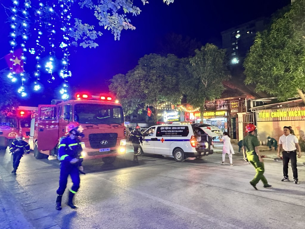 Nhận được tin báo, lực lượng chữa cháy chuyên nghiệp kịp thời dập tắt đám cháy và triển khai cứu người bị nạn.