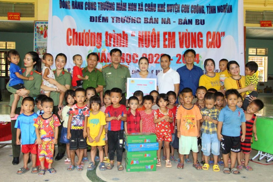 Đại diện các đơn vị trao món quà ý nghĩa tới các cháu mầm non tại điểm Trường bản Nà, bản Bu, xã Châu Khê, nhằm giúp các con không còn lo đói cơm trưa mỗi ngày