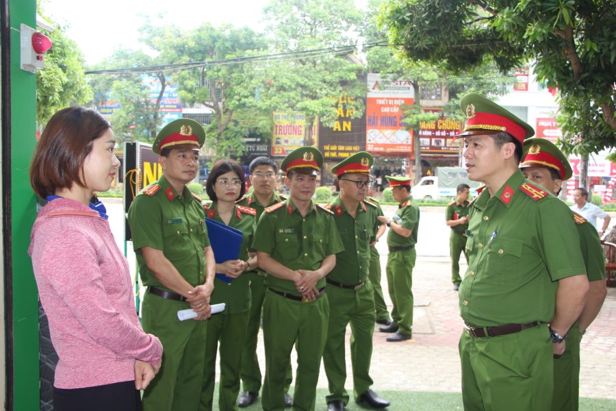 Cũng trong buổi làm việc, đoàn công tác đã tiến hành kiểm tra hoạt động của Tổ liên gia an toàn PCCC tại phường Hồng sơn (TP Vinh)