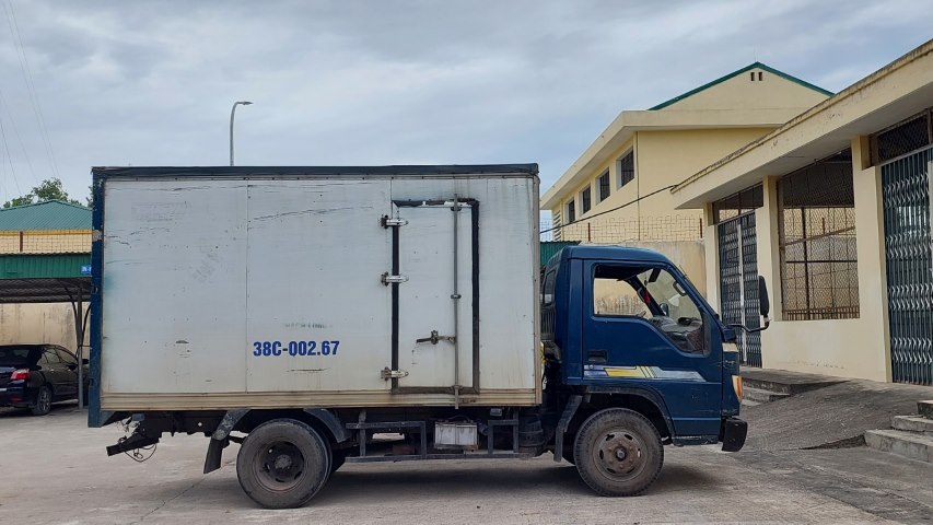 Chiếc xe ô tô tải chở pháo 