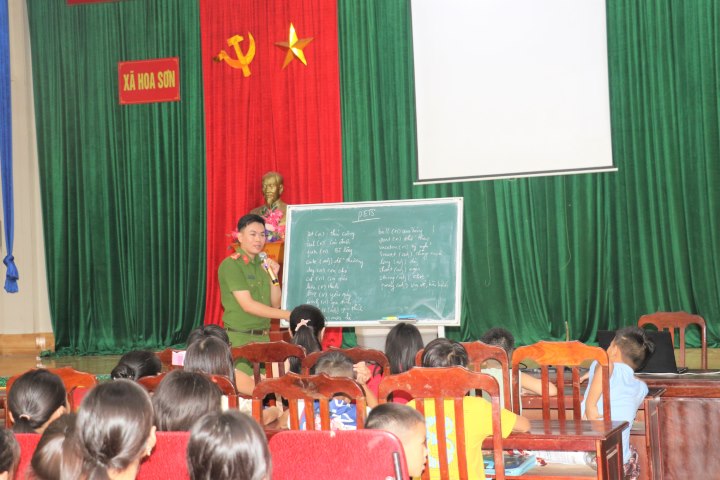 Các em học sinh rất háo hức trước những bài giảng của “thầy” Thông
