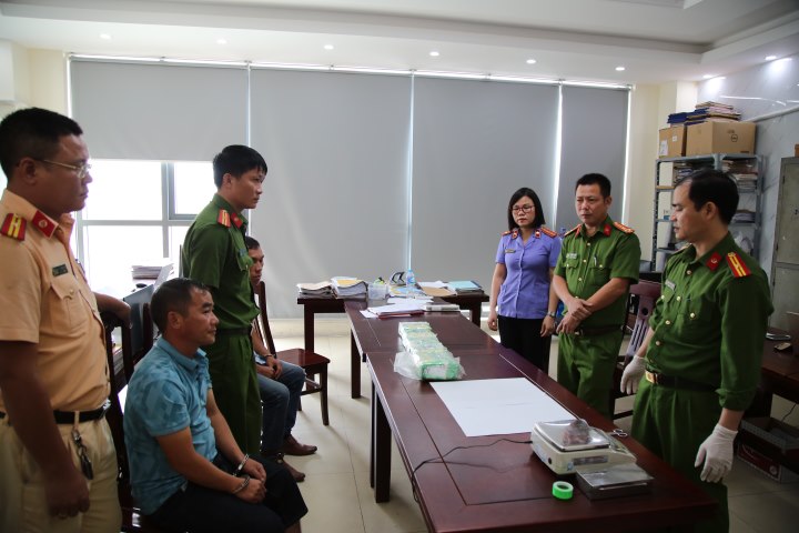 Lực lượng chức năng tiến hành mở niêm phong số lượng ma túy thu giữ