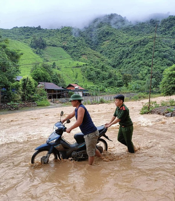 Hỗ trợ người dân và phương tiện đi qua cầu tràn khi có việc cần thiết