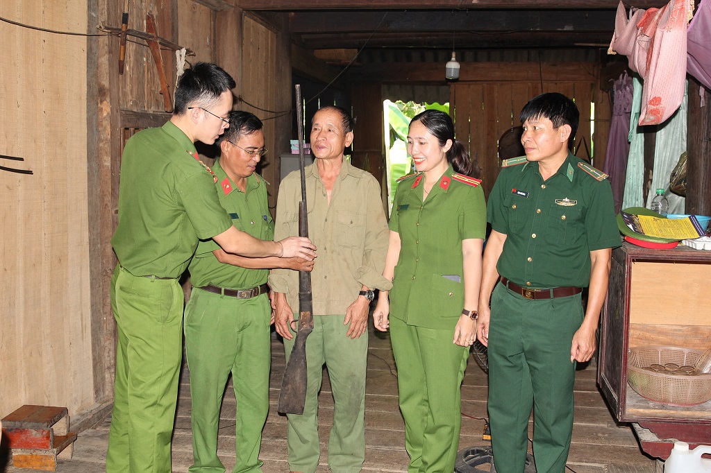 Phòng Cảnh sát quản lý hành chính về trật tự xã hội cùng Công an huyện Quế Phong đến tận nhà vận động người dân giao nộp vũ khí