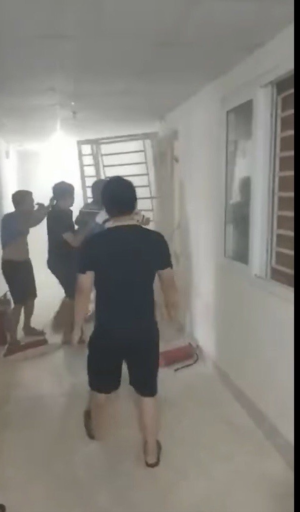 Nhiều người dân phá cửa khi thấy nhiều khói bốc ra từ căn hộ tầng 2, chung cư Kim Thi CT1