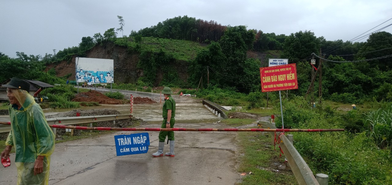 Công an huyện Tương Dương và Tân Kỳ đặt biển cảnh báo không cho người dân qua lại tại các điểm giao thông nguy hiểm