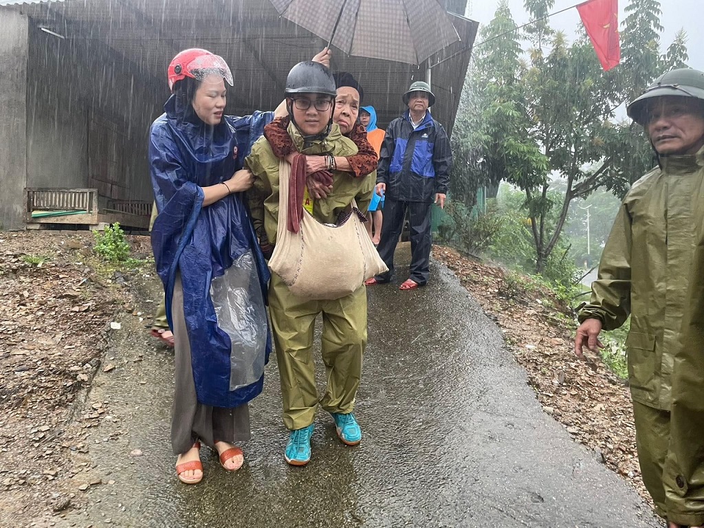 Bám địa bàn, “trắng đêm” sơ tán người và tài sản của Nhân dân