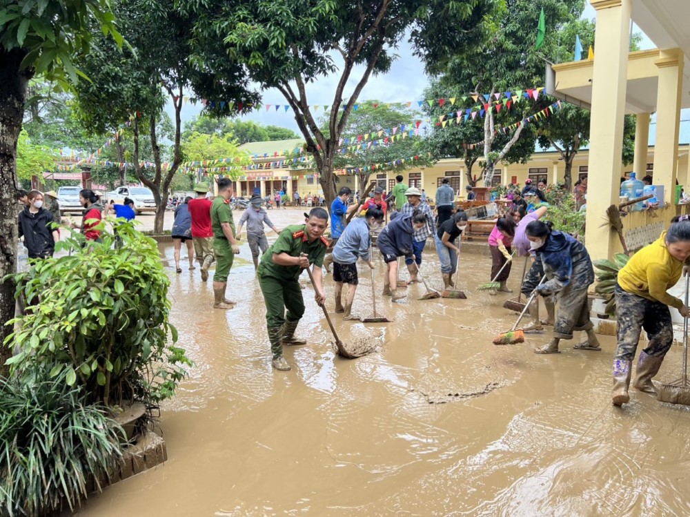 Cán bộ, chiến sĩ Công an huyện Quỳ Châu giúp các trường học trên địa bàn dọn dẹp sau lũ