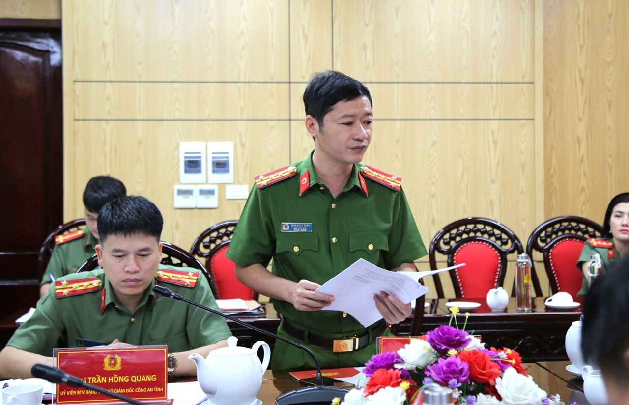 Đồng chí Đại tá Trần Ngọc Tuấn, Phó Giám đốc Công an tỉnh phát biểu tại Hội nghị 