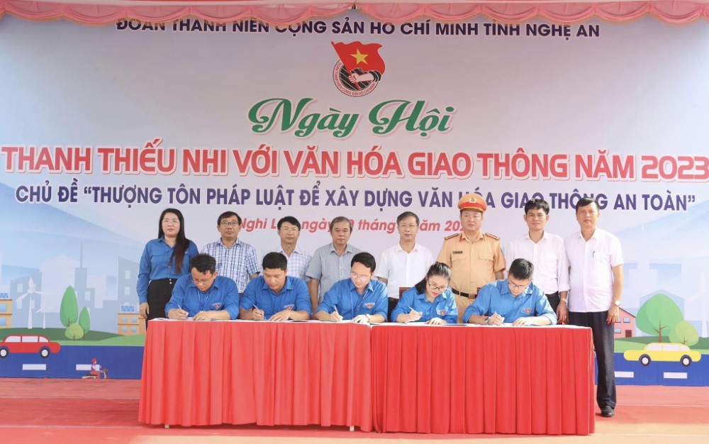 Ký cam kết chấp hành nghiêm chỉnh pháp luật về trật tự, an toàn giao thông