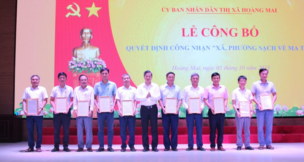 10/10 xã, phường trên địa bàn TX Hoàng Mai được trao Quyết định công nhận “Xã, phường sạch về ma túy”