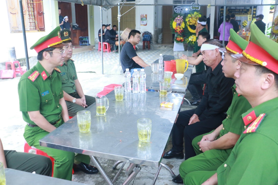 Thăm hỏi, động viên và chia sẻ cùng gia đình